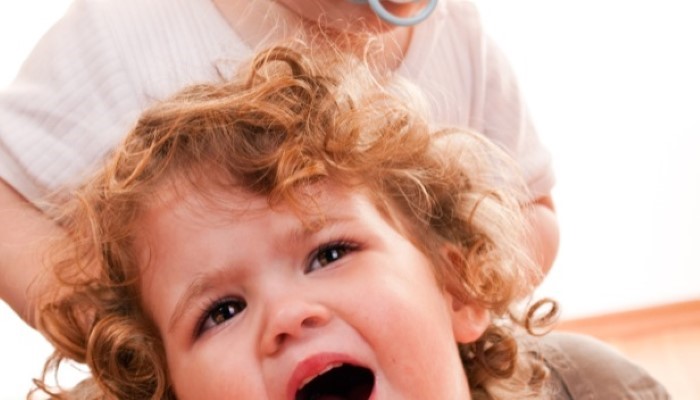 Deux enfants qui se chamaillent Deux enfants qui se chamaillent