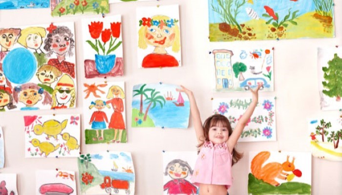 Petite fille qui montre ses dessins Petite fille qui montre ses dessins