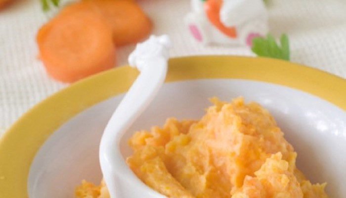 Recette pour bébé de purée de patate douce et de carottes