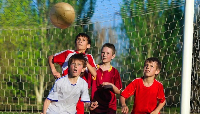 Enfants qui jouent au foot