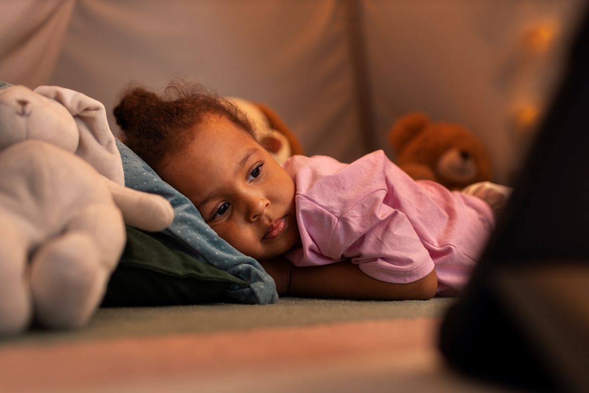 Petite fille qui s'est endormie sur ses cahiers