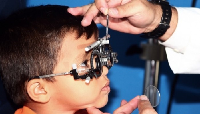 Petit enfant chez l'ophtalomologiste