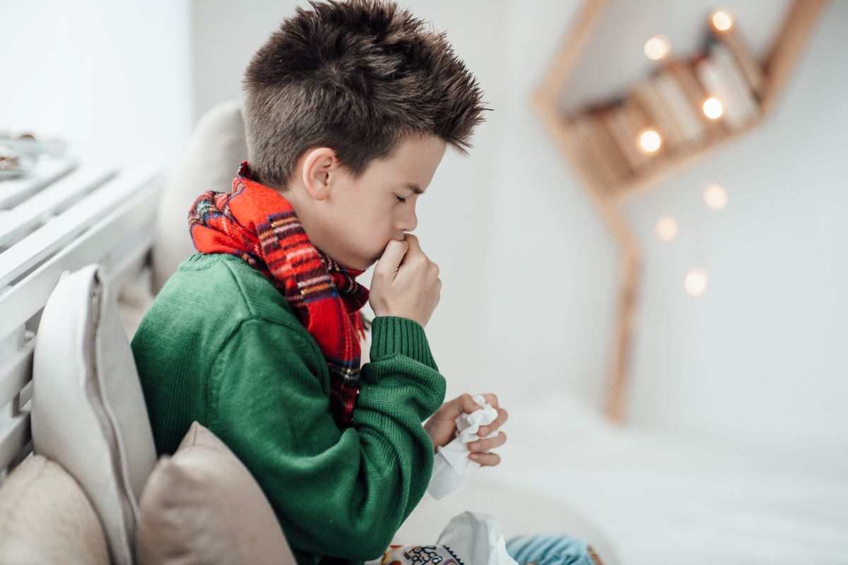 Petite fille qui tousse chez le docteur