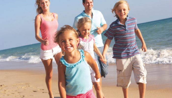 Une famille heureuse à la plage Une famille heureuse à la plage