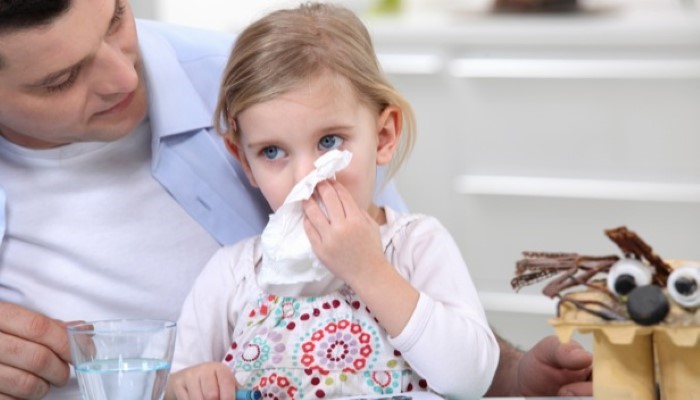 Petite fille qui saigne du nez