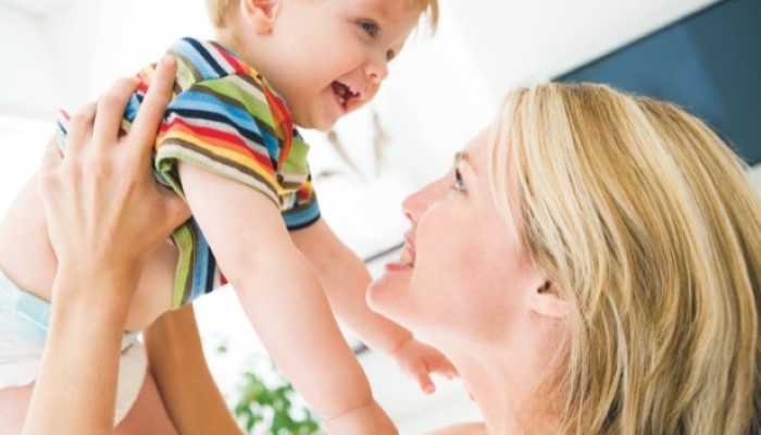 Maman qui joue avec son bébé Maman qui joue avec son bébé