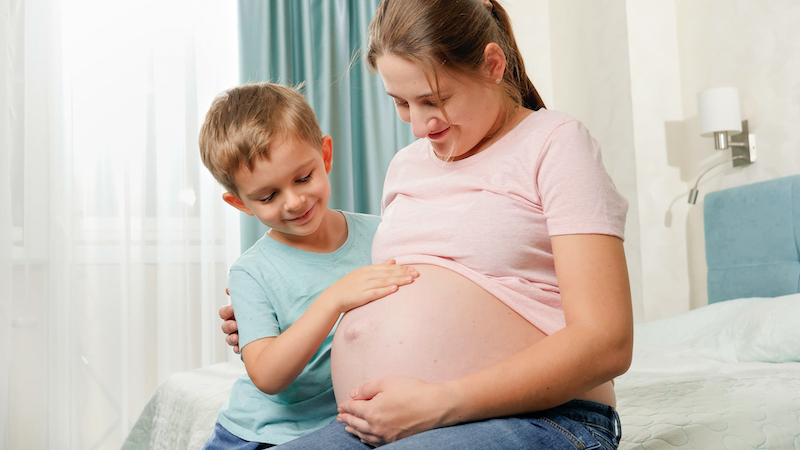 Petit garçon et sa maman enceinte Petit garçon et sa maman enceinte