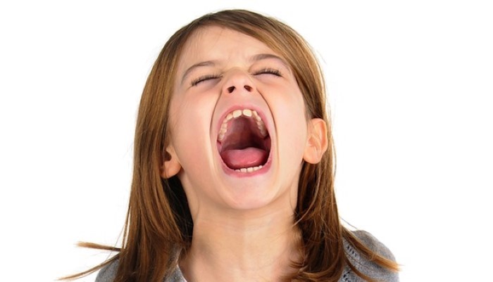 Petite fille qui hurle Petite fille qui hurle