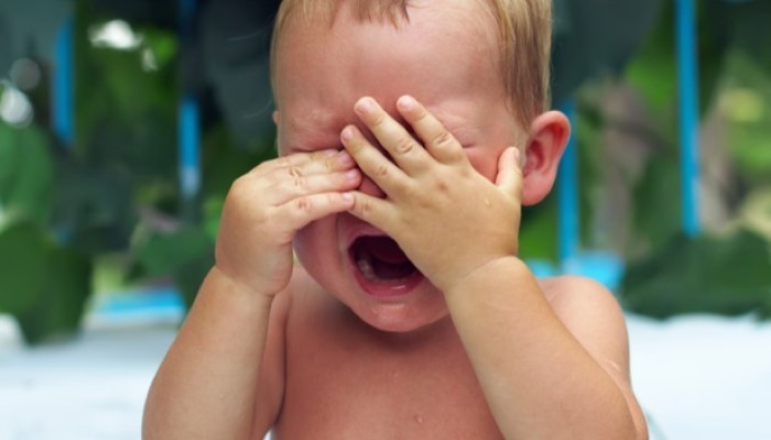 Petit enfant en train de pleurer Petit enfant en train de pleurer