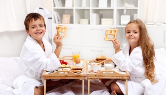 Deux enfants qui prennent leur petit-déjeuner