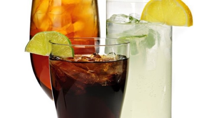 Verres de cola, thé et limonade