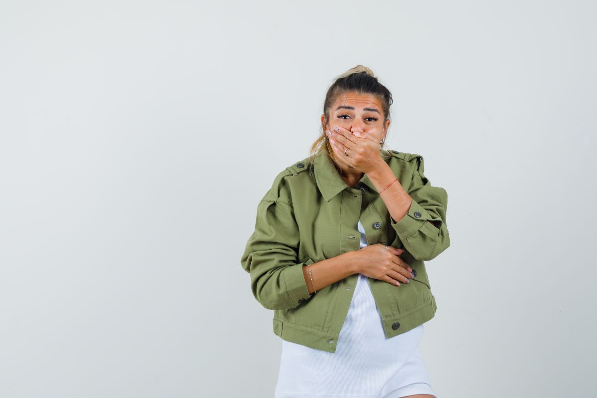 Femme ayant des nausées