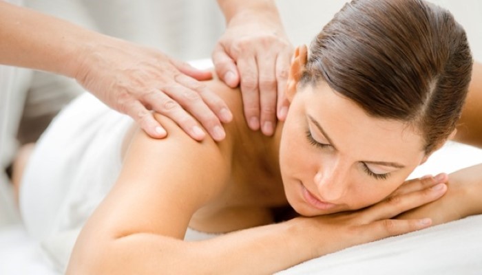 Femme en train de se faire masser