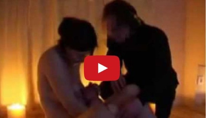 Femme enceinte qui accouche en chantant Femme enceinte qui accouche en chantant