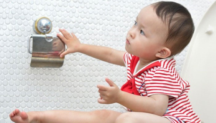 Petit enfant aux toilettes Petit enfant aux toilettes