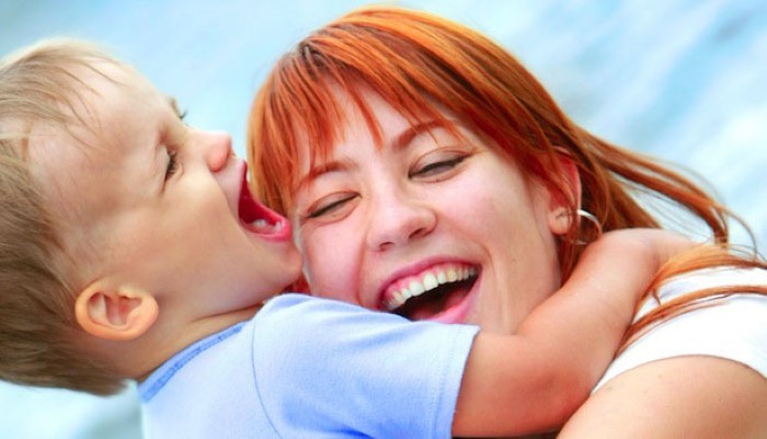 Petit garçon qui fait un câlin à sa maman Petit garçon qui fait un câlin à sa maman