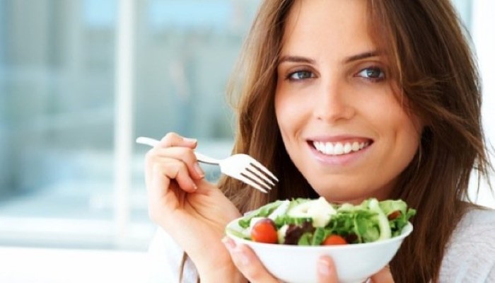 Femme qui mange une salade