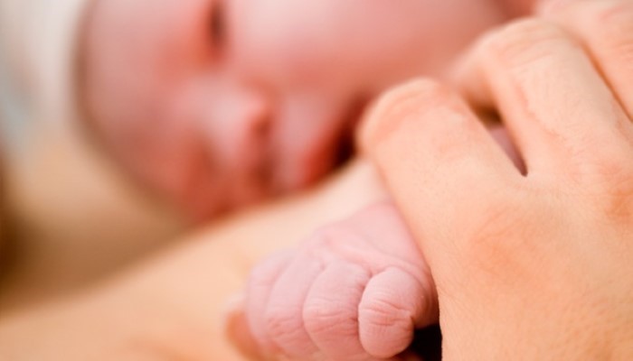 Nouveau-né contre sa mère Nouveau-né contre sa mère