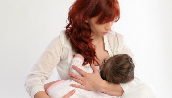 Maman qui allaite son bébé Maman qui allaite son bébé