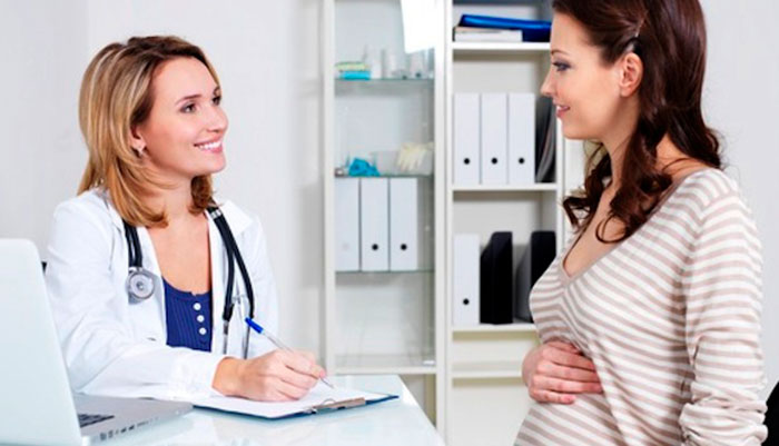 Femme enceinte en consultation chez le médecin Femme enceinte en consultation chez le médecin