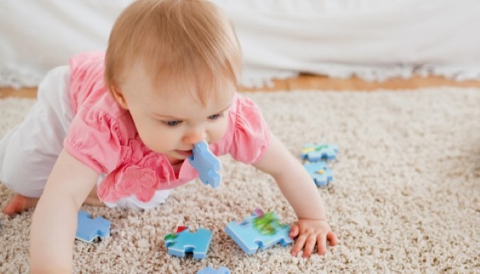 Bébé qui joue avec des puzzles Bébé qui joue avec des puzzles