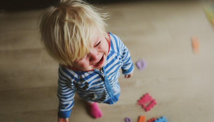 Maman qui regarde son bébé jouer