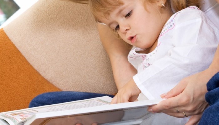 Petite fille qui lit un livre