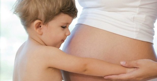 Femme enceinte avec son aîné Femme enceinte avec son aîné