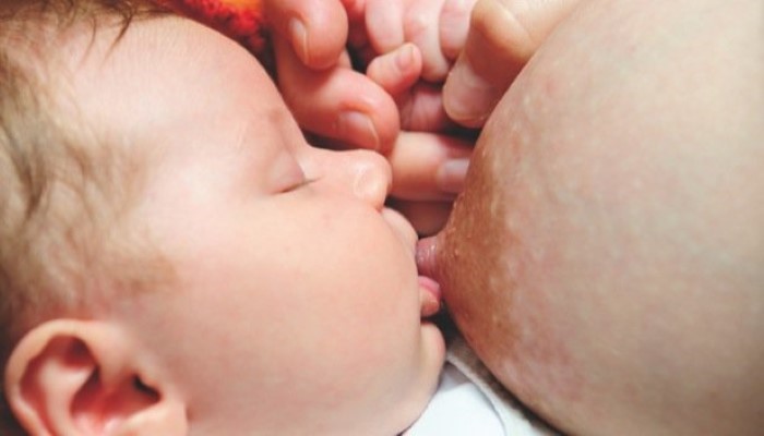 bébé prenant le sein bébé prenant le sein