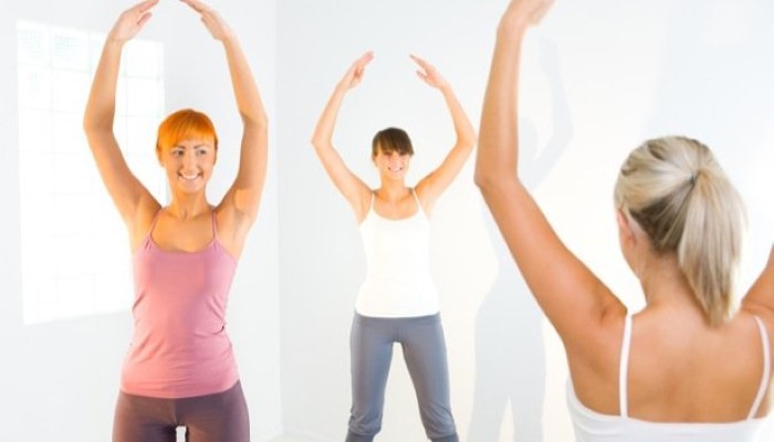 Groupe de femmes qui font du fitness Groupe de femmes qui font du fitness