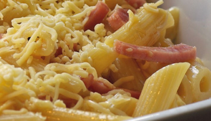 Macaroni au jambon et au fromage