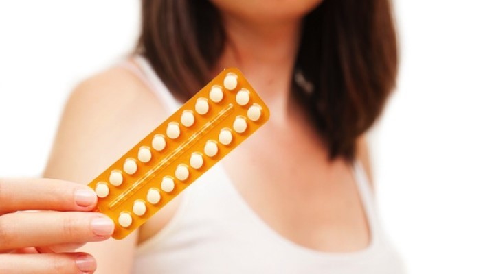 Femme qui montre sa plaquette de pilules contraceptives Femme qui montre sa plaquette de pilules contraceptives