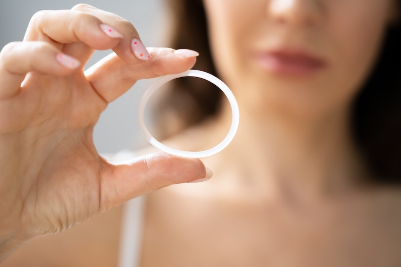 Docteur qui explique l'anneau vaginal à une patiente Docteur qui explique l'anneau vaginal à une patiente