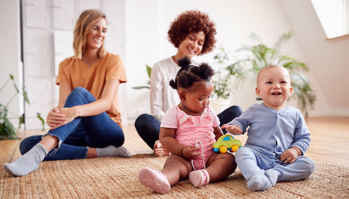 Deux enfants qui jouent avec des jouets Deux enfants qui jouent avec des jouets