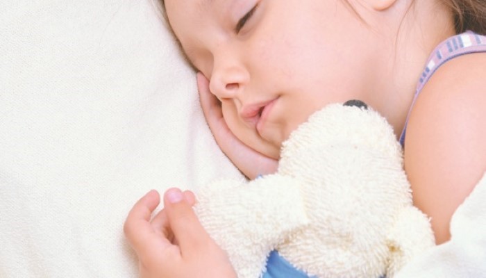 Petite fille qui dort avec son doudou