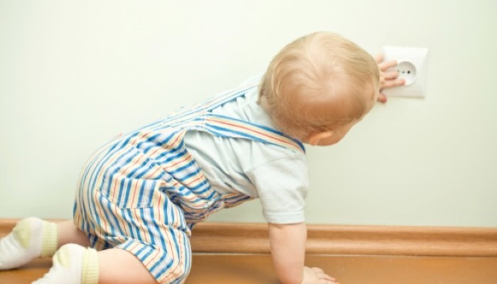 Bébé qui touche une prise
