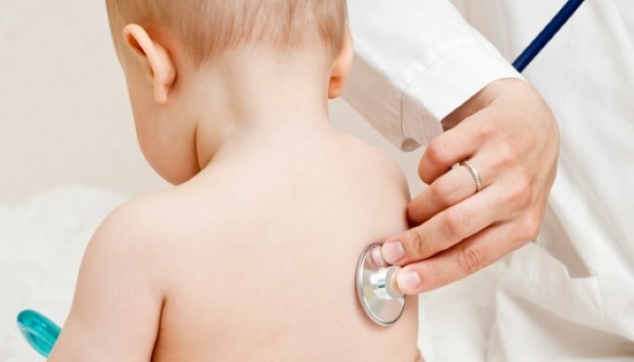 Bébé qui se fait ausculter