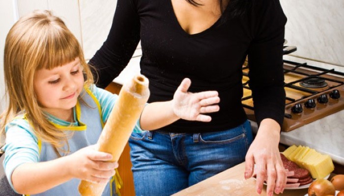 Petite fille qui cuisine avec sa maman Petite fille qui cuisine avec sa maman
