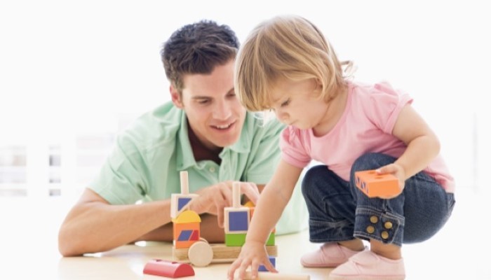 Papa qui joue avec sa fille Papa qui joue avec sa fille