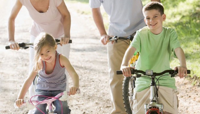 Famille en balade à vélo Famille en balade à vélo