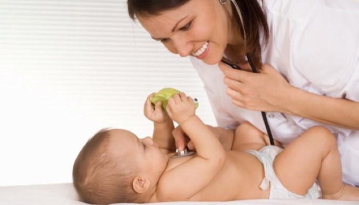 Pédiatre qui examine un bébé