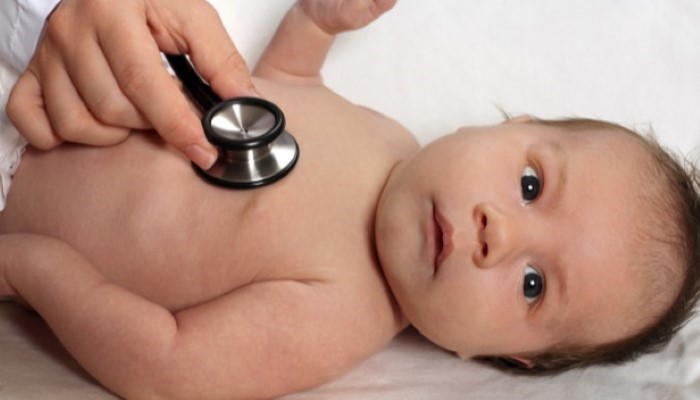 Bébé qui se fait ausculter Bébé qui se fait ausculter