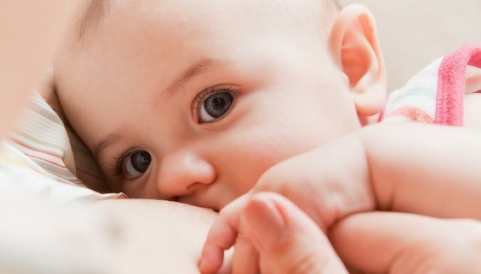 comment donner le sein à bébé