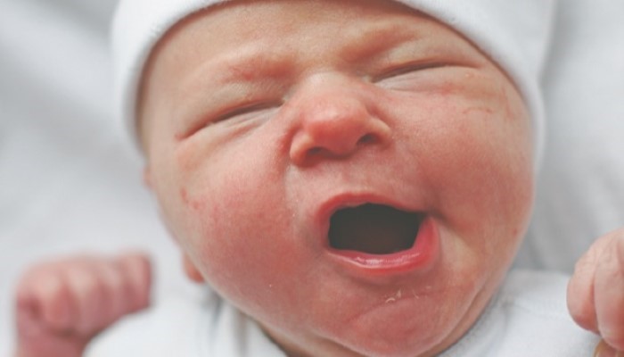 Nouveau-né qui baille