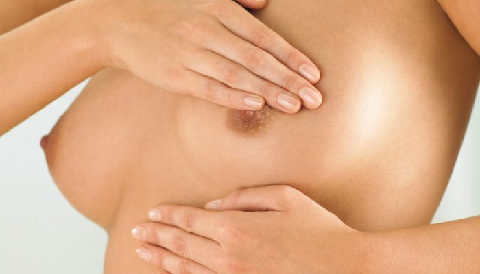 Zoom sur la poitrine d'une femme Zoom sur la poitrine d'une femme