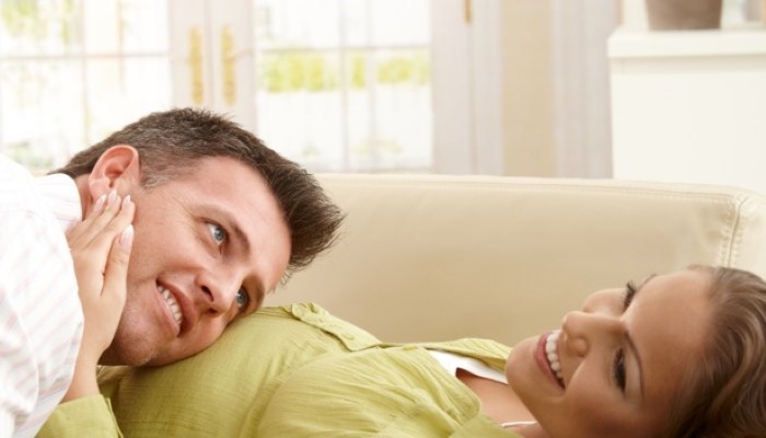 Papa parlant à son enfant dans le ventre de maman