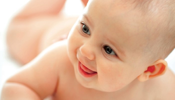 Bébé qui sourit