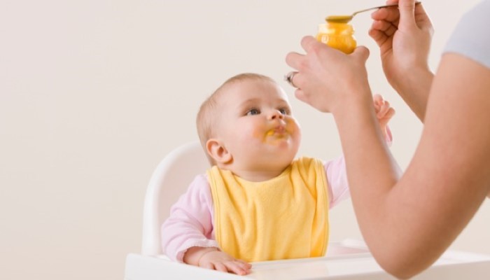 Bébé qui mange une purée de légumes Bébé qui mange une purée de légumes