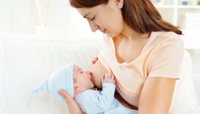 Maman qui donne le sein à son bébé nouveau-né Maman qui donne le sein à son bébé nouveau-né