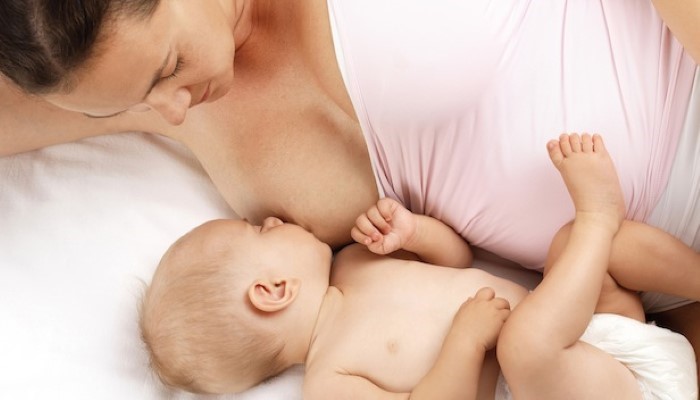 Maman qui donne le sein à son bébé